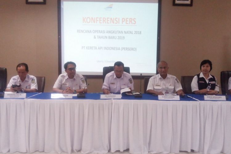Direktur PT Kereta Api Indonesia (PT KAI) Edi Sukmoro (tengah) memberi keterangan dalam konferensi pers di Jakarta Railway Center (JRC), Jakarta Pusat, Senin (3/12/2018).