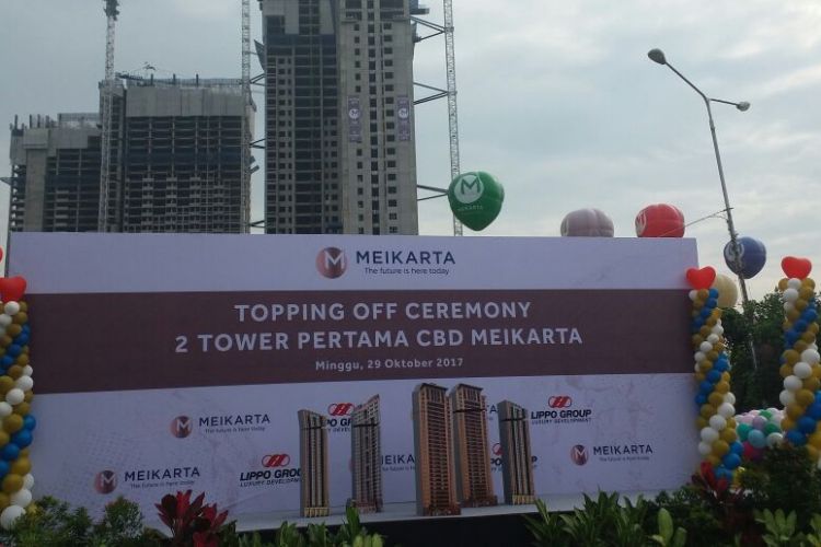 Lippo Group menggelar topping off dua tower pertama di pusat kawasan bisnis (CBD) Meikarta, Minggu (29/10/2017) di kompleks Meikarta, Cikarang, Kabupaten Bekasi, Jawa Barat. 

Dua tower ini masing-masing terdiri dari 32 lantai dan berisi total 900 unit apartemen. 