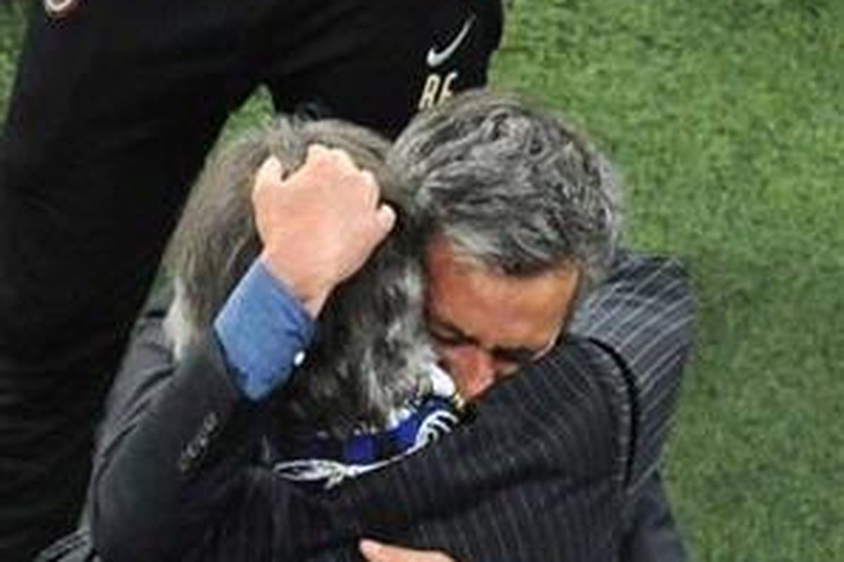 Pelatih Inter Milan, Jose Mourinho (kanan) memeluk Presiden Inter, Massimo Moratti, usai kemenangan timnya atas Bayern Muenchen pada final Liga Champions di Santiago Bernabeu, Sabtu (22/5/2010).