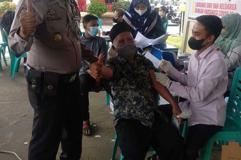 Kisah Kakek 92 Tahun Ikut Vaksin, Sempat Bolak Balik ke Kantor Polisi Riau