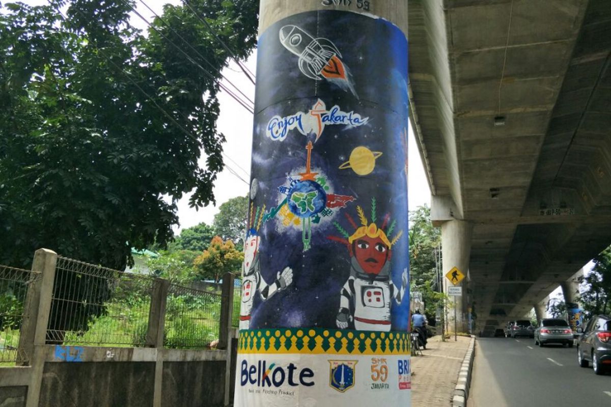 Mural bergambar ondel-ondel memakai pakaian astronot di tiang beton Jalan Layang Non-tol (JLNT) Antasari, Jakarta Selatan. Foto diambil Rabu (14/3/2018).