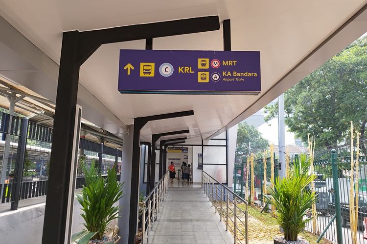 Jalur menuju Stasiun KRL Sudirman dari JPM Dukuh Atas, Jakarta Pusat, Selasa (5/9/2023). (KOMPAS.com/XENA OLIVIA)