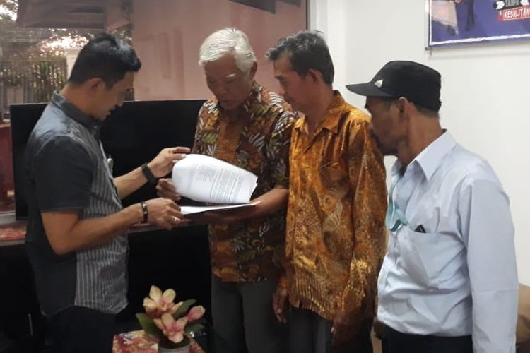 Yayasan Penelitian Korban Pembunuhan 1965/1966 (YPKP 65)bsaat melapor ke Kejaksaan Agung, Jakarta, Kamis (3/10/2019). 