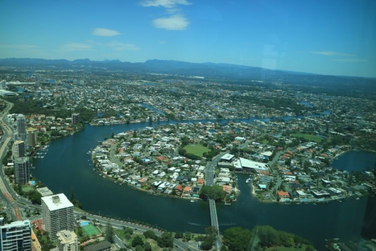 Panorama Kota Gold Coast, Australia dilihat dari Skypoin Observation Deck di Gedung Q1