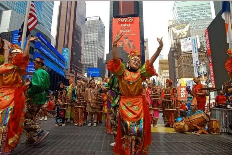 Flash mob angklung dan tarian tradisional oleh Tim Muhibah Angklung di Times Square, New York, Amerika Serikat, Rabu (06/07/2022).