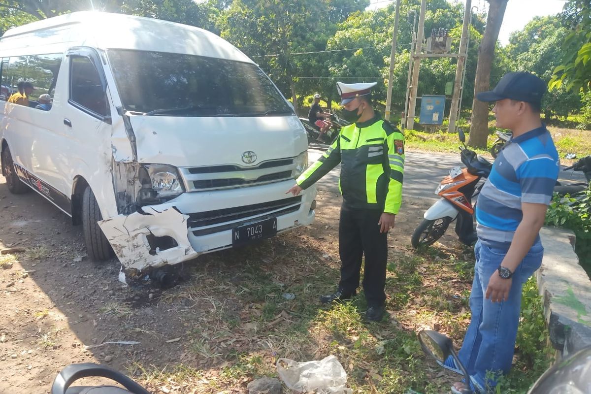 Polisi saat melakukan olah tempat kejadian perkara 