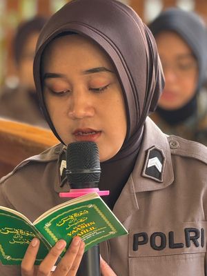 PIMPIN DOA: Brpida Sherly Rollyanissya saat memimpin doa bersama dalam dalam acara rutin pembinaan rohani dan mental (binrohtal) polwan Polresta Banyumas, Jawa Tengah, Selasa (11/6/2024).