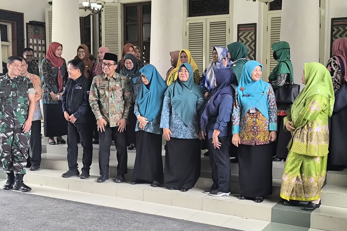 Unicef, Dinkes Jatim dan Pemkab foto bersama usai menggelar rapat tertutup di Pendopo Bupati Pamekasan, Kamis (11/9/2025)