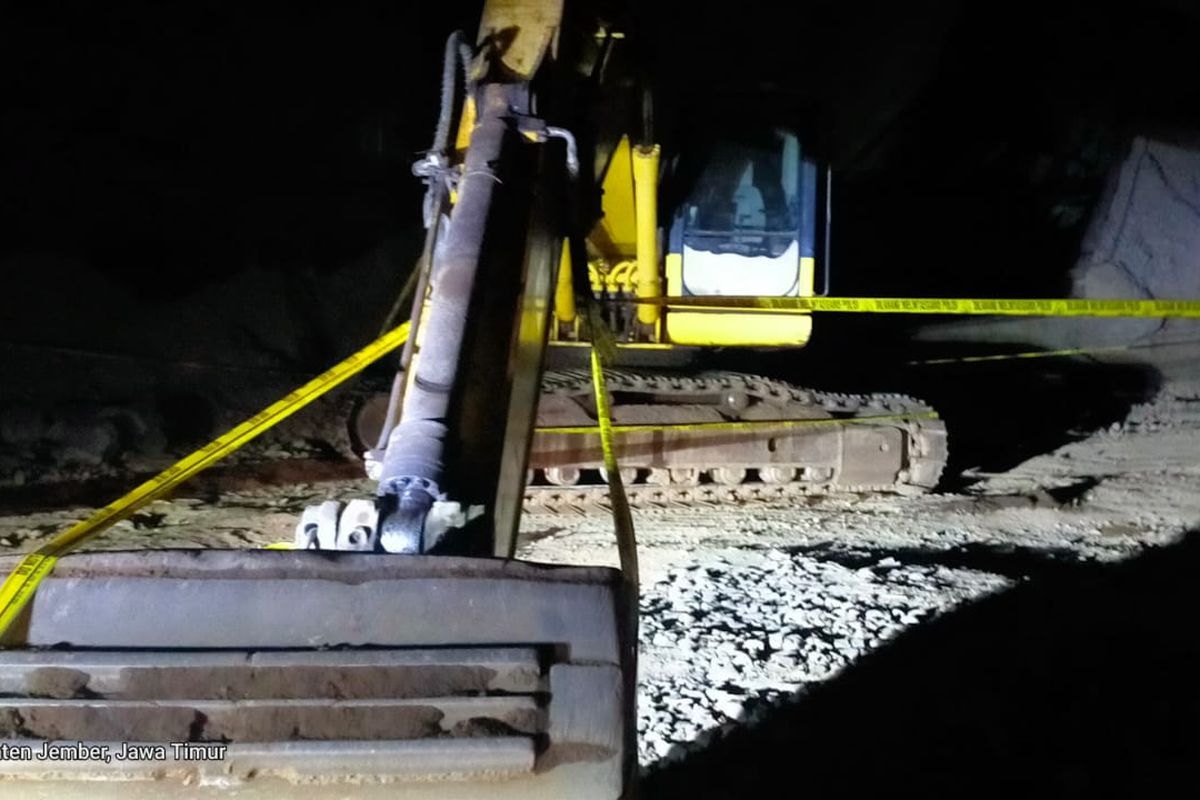 Polisi menyita alat berat tambang galian C di Kabupaten Jember yang menyebabkan pekerja tewas pada Senin (6/11/2023)