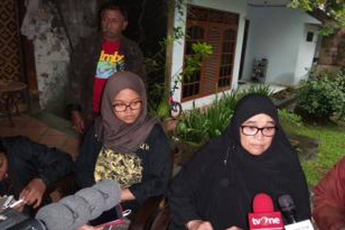 Sari Indra Dewi, istri dari Wakil Ketua KPK Bambang Widjojanto bersama denan anak sulungnya, Ilmi Saqinah saat ditemui di kediamannya, di Kampung Bojong Lijo, Depok, Jawa Barat, Jumat (23/1/2015)