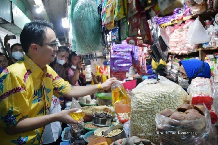 Wakil Menteri Perdagangan Jerry Sambuaga meninjau pasokan dan harga barang kebutuhan pokok (bapok) di Pasar Genteng Baru, Surabaya, Jawa Timur, Jumat (12/8/2022).