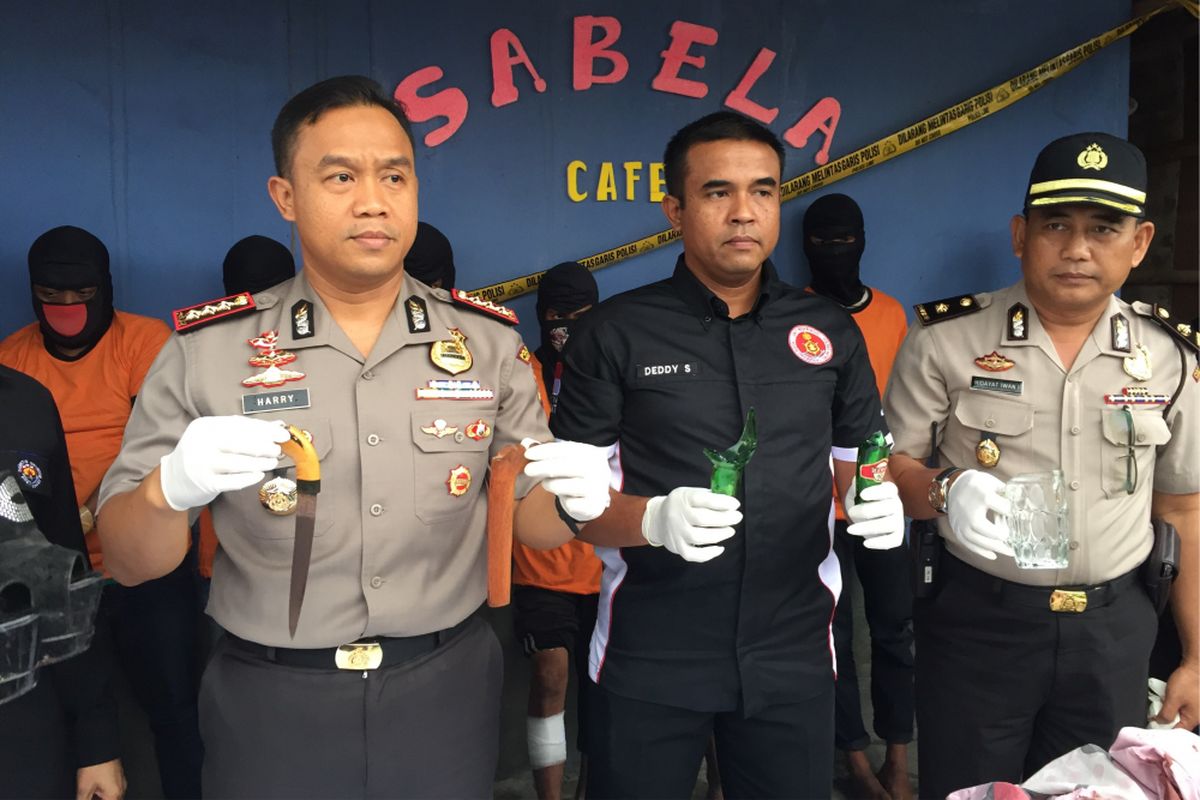 Kapolres Metro Tangerang Komisaris Besar Harry Kurniawan memperlihatkan barang bukti hasil pengungkapan kasus pengeroyokan disertai pembunuhan di kafe karaoke Sabela, Kecamatan Benda, Kota Tangerang, Rabu (27/9/2017). 