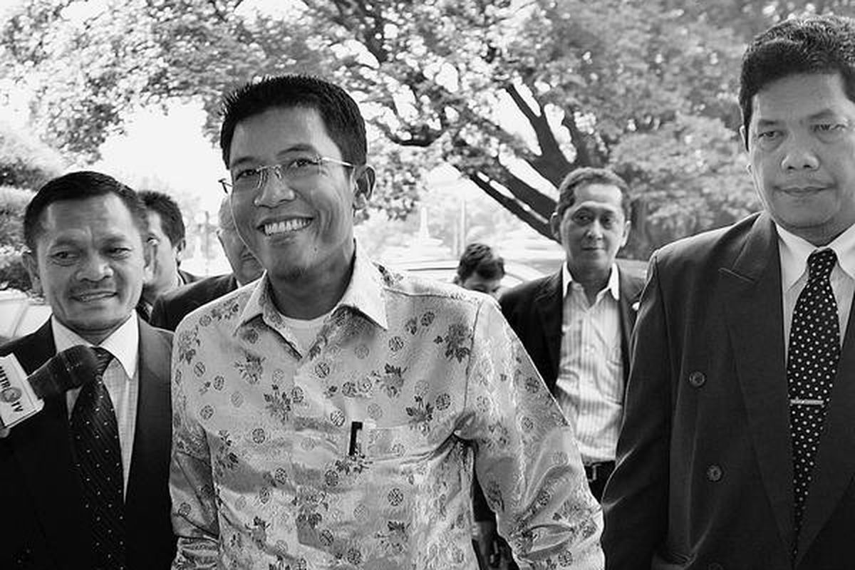 Misbakhun, anggota DPR dari Fraksi Partai Keadilan Sejahtera (tengah), datang ke Kantor Badan Reserse Kriminal Polri, Jakarta Selatan, Senin (26/4). Misbakhun diperiksa sebagai tersangka terkait kasus penyimpangan pengajuan letter of credit Bank Century.