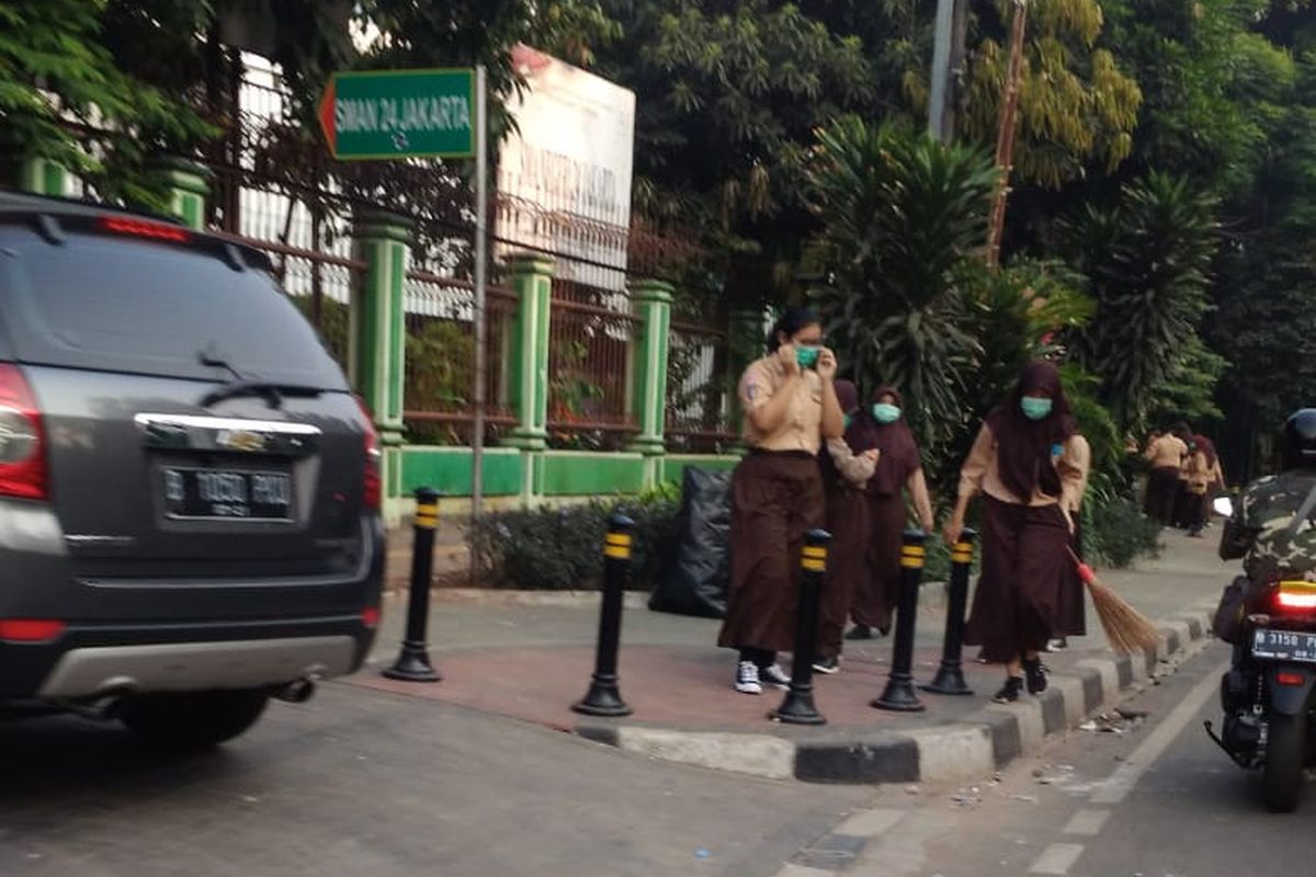 Murid SMA 24 membantu membersihkan sampah sisa kerusuhan Selasa 24 September