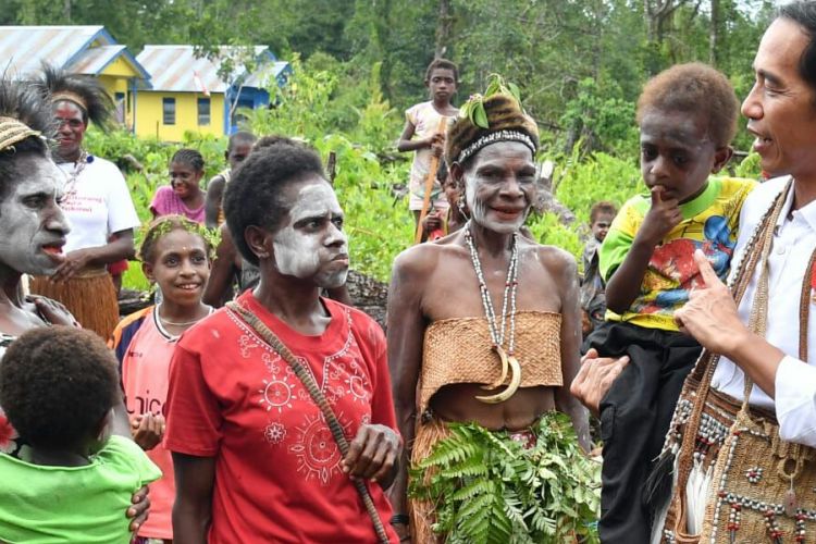 Presiden Joko Widodo berbicara dengan sejumlah wanita di Kampung Kayeh, Kota Agats, Kabupaten Asmat, Papua, Kamis (12/4/2018). 