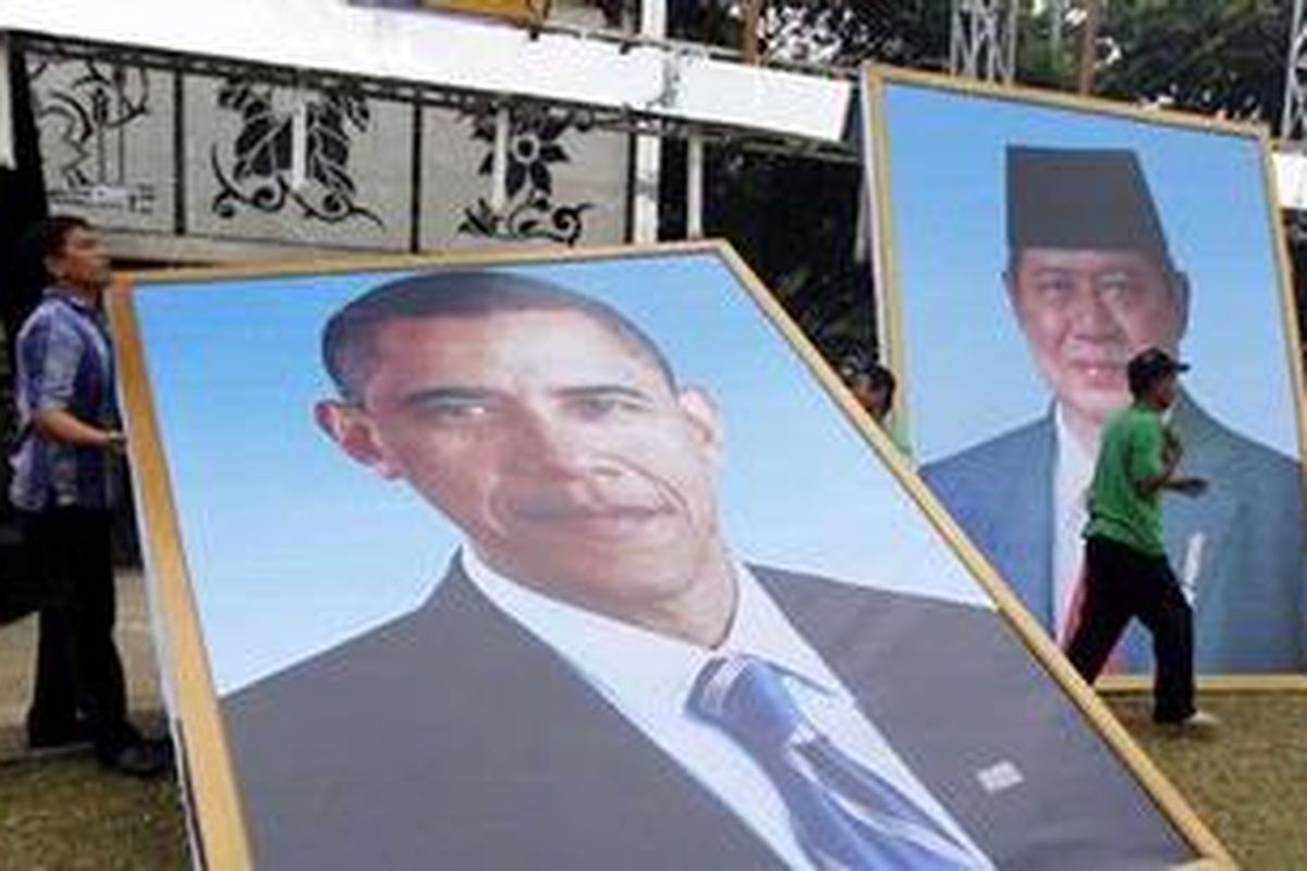 Pekerja memasang poster Presiden Amerika Serikat Barack Obama di depan Istana Negara, Jakarta Pusat, Senin (8/11/2010). Poster berukuran besar ini dipasang untuk menyambut kedatangan Obama ke Indonesia pada Selasa (9/11/2010). 