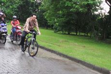 Pakai Batik, Basuki Gowes Sepeda Sebelum Naik Bus ke Balaikota