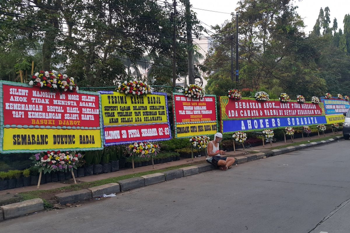 Karangan bunga untuk Gubernur DKI Jakarta Basuki Tjahaja Purnama yang akan menjalani sidang putusan dugaan penodaan agama di Jalan RM Harsono, Ragunan, Jakarta Selatan, Selasa (9/5/2017).