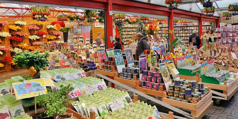 Bloemenmark alias floating flower market ini terdiri deretan toko-toko bunga yang dibangun di pinggir kanal Singel, salah satu kanal terkenal di jantung kota Amsterdam, Belanda.