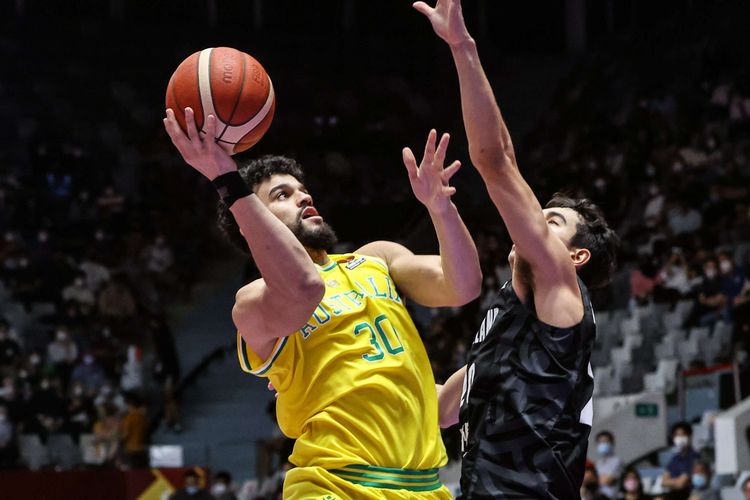 Pemain timnas basket Australia, Samuel McDaniel mencoba mencetak skor saat bertanding melawan pemain timnas basket Selandia Baru pada laga semifinal FIBA Asia Cup 2022 di Istora Senayan, Jakarta, Sabtu (23/7/2022). Australia melaju ke final setelah menang dengan skor  85-76.