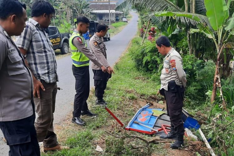 Polisi saat melakukan olah TKP kereta kelinci yang terguling di Banyuwangi, Senin (26/6/2023)