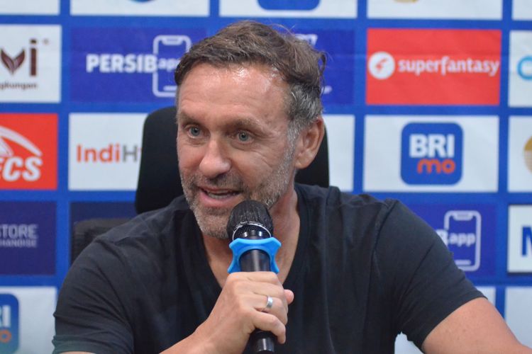 Pelatih Persija Jakarta Thomas Doll dalam sesi konferensi pers Sabtu (1/10/2022) malam jelang pertandingan Persib vs Persija Minggu (2/10/2022) dalam laga pekan ke-11 Liga 1 2022-2023. Terkini, Thomas Doll angkat bicara soal insiden Michael Krmencik dan Diego Michiels pada laga Persija Jakarta vs Borneo FC, Selasa (6/12/2022) malam WIB.