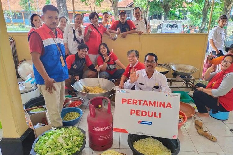 Pertamina memberikan bantuan ke dua dapur umum di Pati. 