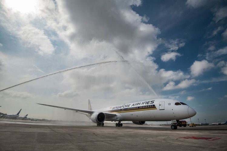 Pesawat Boeing 787-10 pertama di dunia mendarat di Bandara Changi, Singapura. Pesawat Boeing 787-10 ini dimiliki oleh Singapore Airlines.