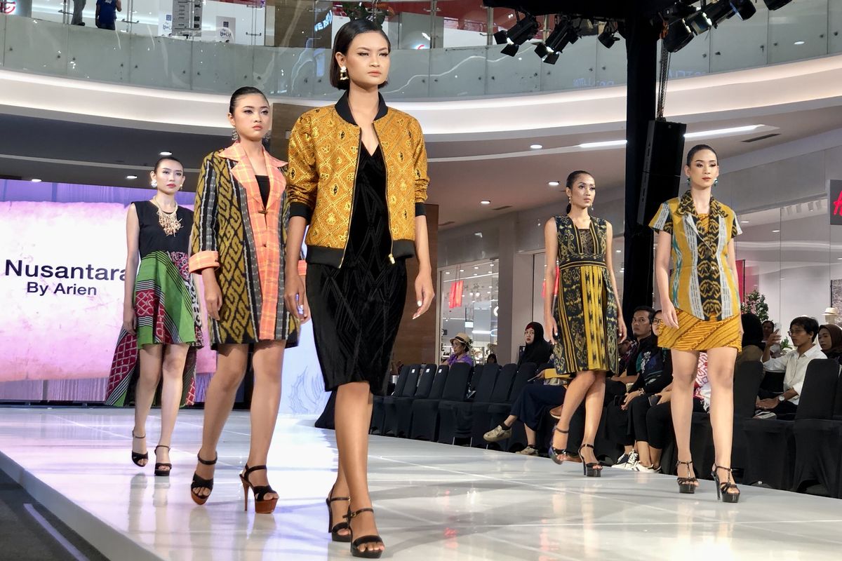 Koleksi Nusantara by Arien di Jogja Fashion Trend 2023, di Mall Pakuwon Jogja.