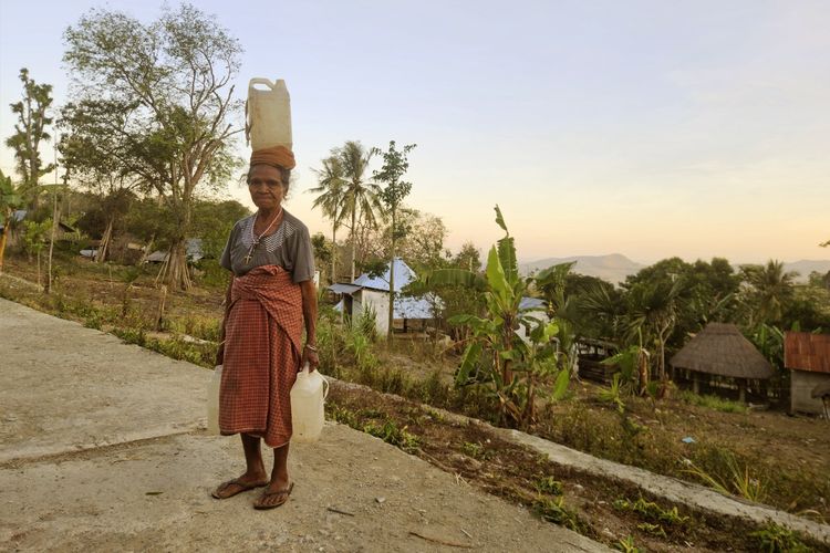 Sebelum program akses air bersih, setiap pagi para ibu dan anak-anak berjalan setidaknya 1 jam sambil memikul jeriken menuju sumber mata air di Gunung Fafinesu untuk memenuhi kebutuhan air bersih sehari-hari.
