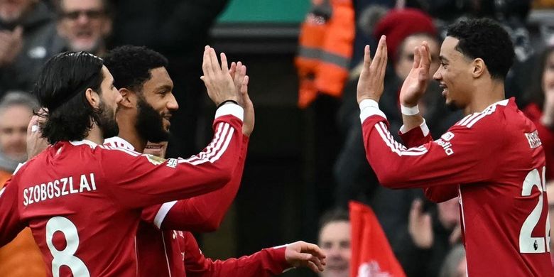 Hugo Ekitike (kanan) merayakan gol pembuka pertandingan sepak bola Liga Inggris antara Liverpool vs Brighton dan Hove Albion di Anfield di Liverpool, barat laut Inggris pada 13 Desember 2025. (Foto oleh Paul ELLIS / AFP) 
