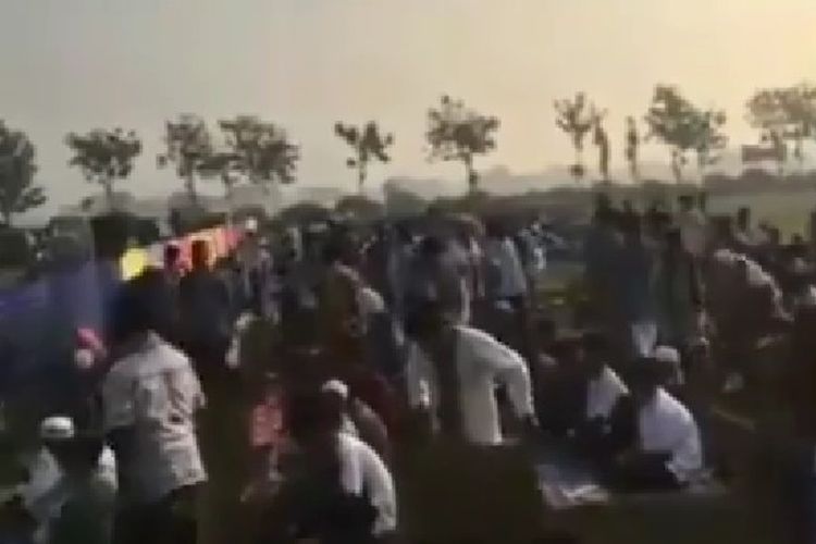 Jamaah Salat Idulfitri membubarkan diri setelah mendengar ceramah khatib menyampaikan politik di lapangan Desa Gaden, Kecamatan Trucuk, Kabupaten Klaten, Jawa Tengah (Jateng) pada Rabu (5/6/2019) lalu.