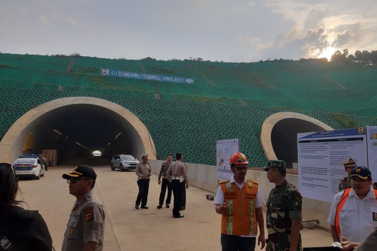Kepala Satker Tol Cisudawu Yusrizal Kurniawan (tengah) di Tunnel Project Tol Cisumdawu, Pamulihan, Sumedang, Jawa Barat, Minggu (8/12/2019). AAM AMINULLAH/KOMPAS.com
