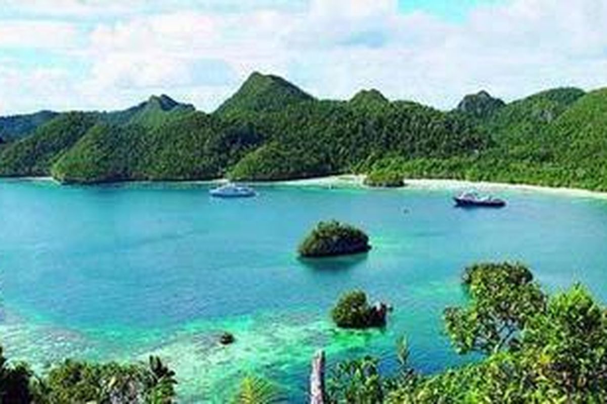 Keelokan Pulau Wayag di Kabupaten Raja Ampat, Papua Barat, menjadi primadona bagi turis petualang yang ingin menikmati pemandangan indah dari ketinggian sekitar 150 meter dari pantai dengan kemiringan sekitar 60 derajat. Perjalanan dengan kapal cepat dari Waisai ke Wayag sekitar tiga jam. Masyarakat adat berharap memperoleh kesejahteraan lebih baik dari keindahan wilayah mereka tersebut.