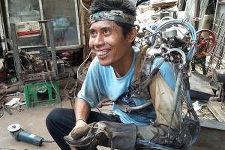 I Wayan Sumardana (31) alias Sutawan, pria asal Banjar Tauman, Desa Nyuhtebel, Kecamatan Manggis, Kabupaten Karangasem, Bali, yang berhasil membuat tangan robot untuk membantunya bekerja sehari-hari sebagai tukang las. 