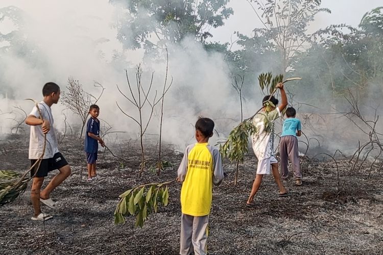 Anak-anak Bantu Padamkan Karhutla di Kampar Riau: Biar Sekolah Tak Libur Karena Asap