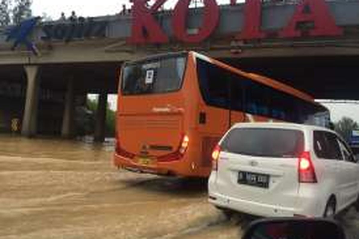 Banjir di ruas tol Cikarang menuju Jakarta, Minggu (14/2/2016)