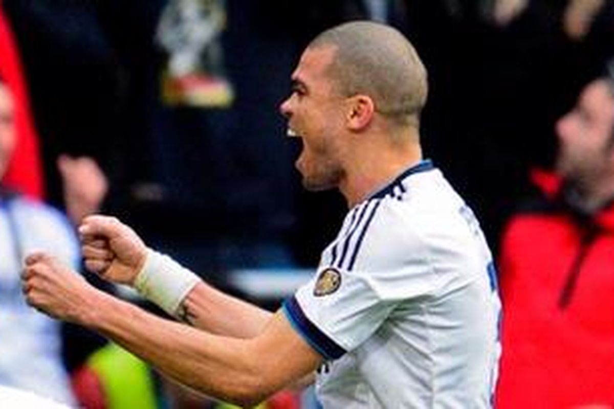 Defender Real Madrid, Pepe, meluapkan kegembiraannya setelah timnya mengalahkan Barcelona, Sabtu (2/3/2013).