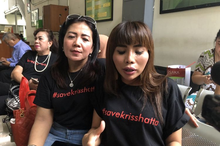 Tuty Suratinah, ibu Kriss Hatta dan Eva di Pengadilan Negeri Jakarta Selatan, Selasa (26/11/2019). 