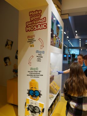 Di salah satu sudut Lego Store yang ada di dalam gedung Lego House di Kota Billund, Denmark, terdapat sebuah bilik photobox yang memungkinkan kita berfoto untuk mendapatkan gambar wajah berbentuk mozaik dari potongan balok Lego. 