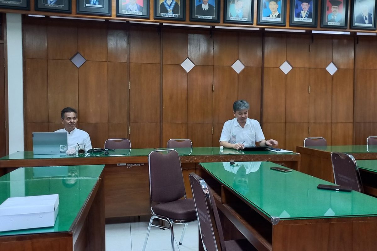 Ali Mahmudi (kanan) saat menjelaskan duduk perkara kasus dugaan pelecehan seksual di Fakultas MIPA UNY, Jumat (10/11/2023)