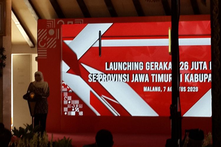 Gubernur Jawa Timur Khofifah Indar Parawansa saat memberikan sambutan dalam peluncuran Gerakan 26 juta masker di Pendopo Kabupaten Malang, Jumat (7/8/2020).