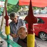 22 Tahun Cukur Rambut di Alun-alun Jogja, Udin Tak Tergoyahkan Barbershop Modern