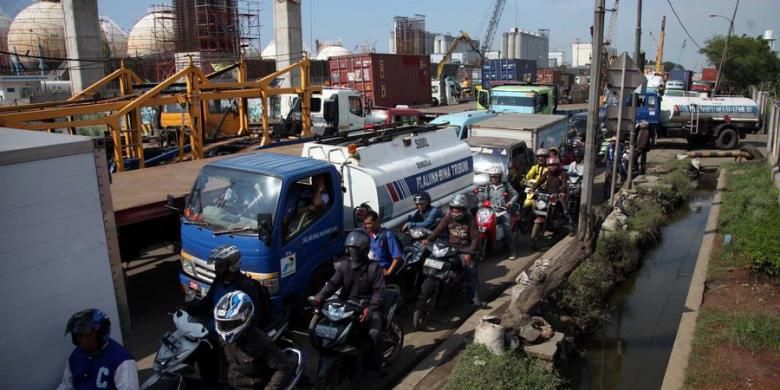 Kendaraan terjebak kemacetan di Jalan Cilincing Raya, Jakarta Utara, Kamis (30/5/2013). Kemacetan tersebut imbas dari pengerjaan jalan tol akses ke Pelabuhan Tanjung Priok.

