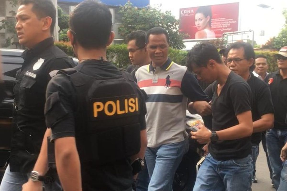 Anggota Polres Metro Jakarta Barat menangkap Hercules yang diduga terlibat dalam kasus penguasaan lahan milik PT Nila Alam di Jalan Daan Mogot KM 18, Kalideres, Jakarta Barat. Ia ditangkap di kediamannya di Kompleks Kebon jeruk indah, blok E 12 A, Kembangan, Jakarta Barat pada Rabu (21/11/2018). 