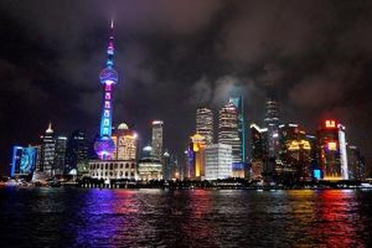 Pemandangan di The Bund, salah satu lokasi favorit turis, di Jalan Zhongshan, Shanghai, Tiongkok, Minggu (23/8/2015). Selain berfoto, lokasi itu menjadi titik kumpul yang ramai untuk menikmati kota yang bertabur cahaya pada malam hari.