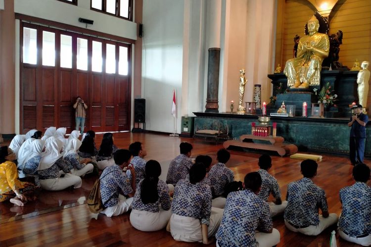Foto 2- Pelajar SMA N 13 Semarang saat mengunjungi Vihara Buddhagaya Watugong.Semarang, Kamis (19/12/2019)