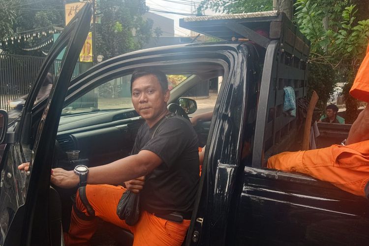 Rizal (36), anggota PJLP DKI Jakarta bagian petugas Penanganan Prasarana dan Sarana Umum (PPSU), saat ditemui, Kamis (11/5/2023)