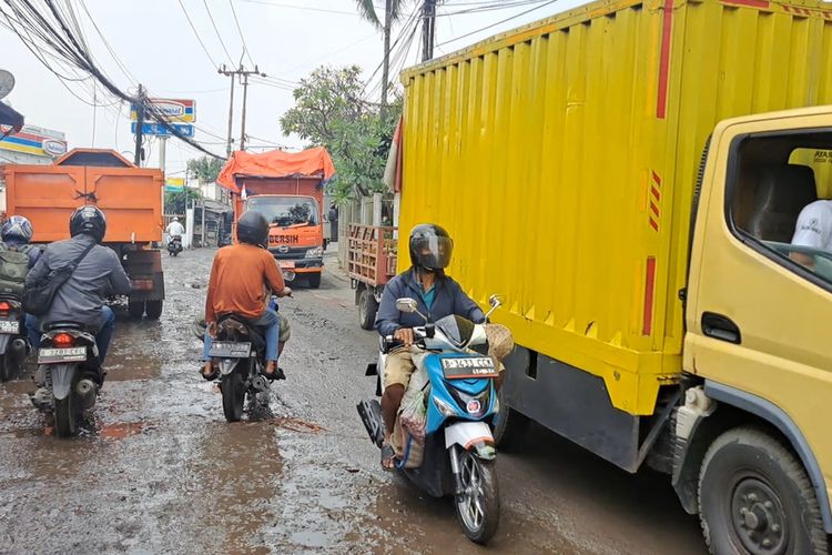 Jalan Iskandar Muda Neglasari Tangerang Rusak dan Licin Kerap Makan Korban