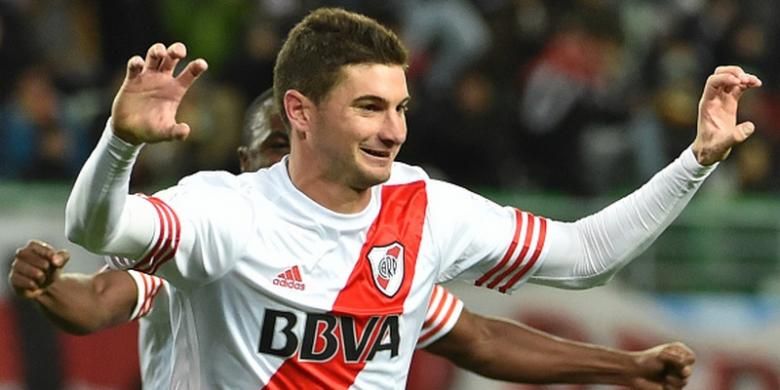 Lucas Alario merayakan gol River Plate ke gawang Sanfrecce Hiroshima pada semifinal Piala Dunia Antarklub di Osaka, Rabu (16/12/2015). 